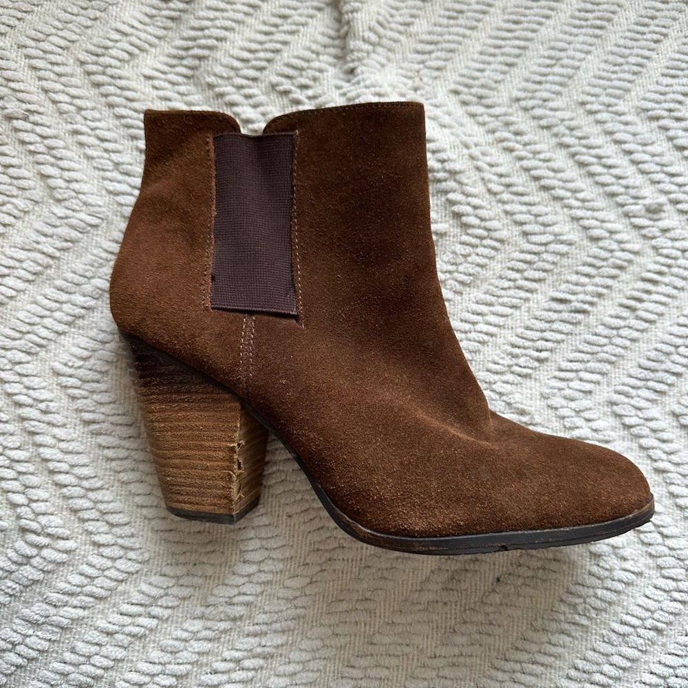 Brand: Vince camuto 
 Size: 7 1/2
Color: brown